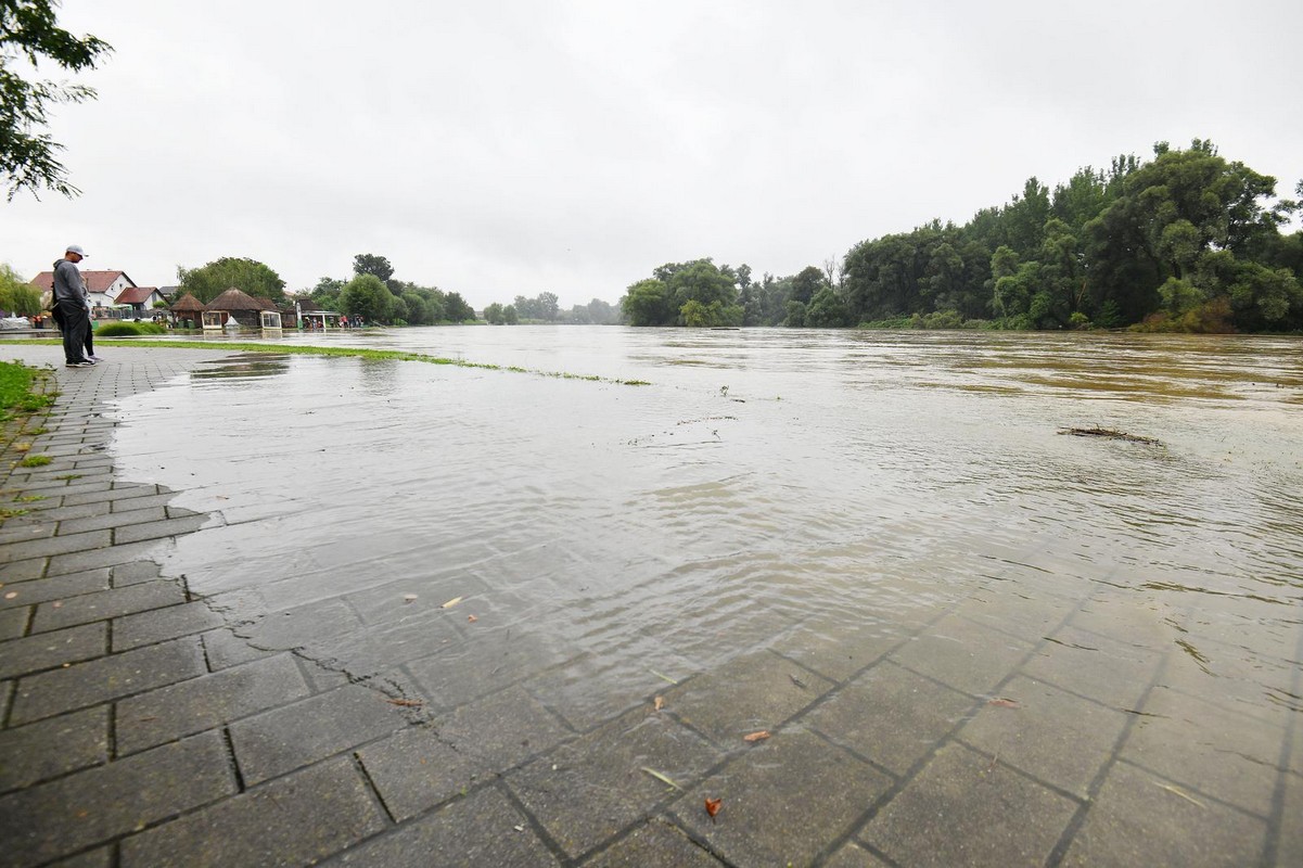 GRAĐANE ČEKA DUGA NOĆ Mura se izlila na šetnicu u Murskom Središću