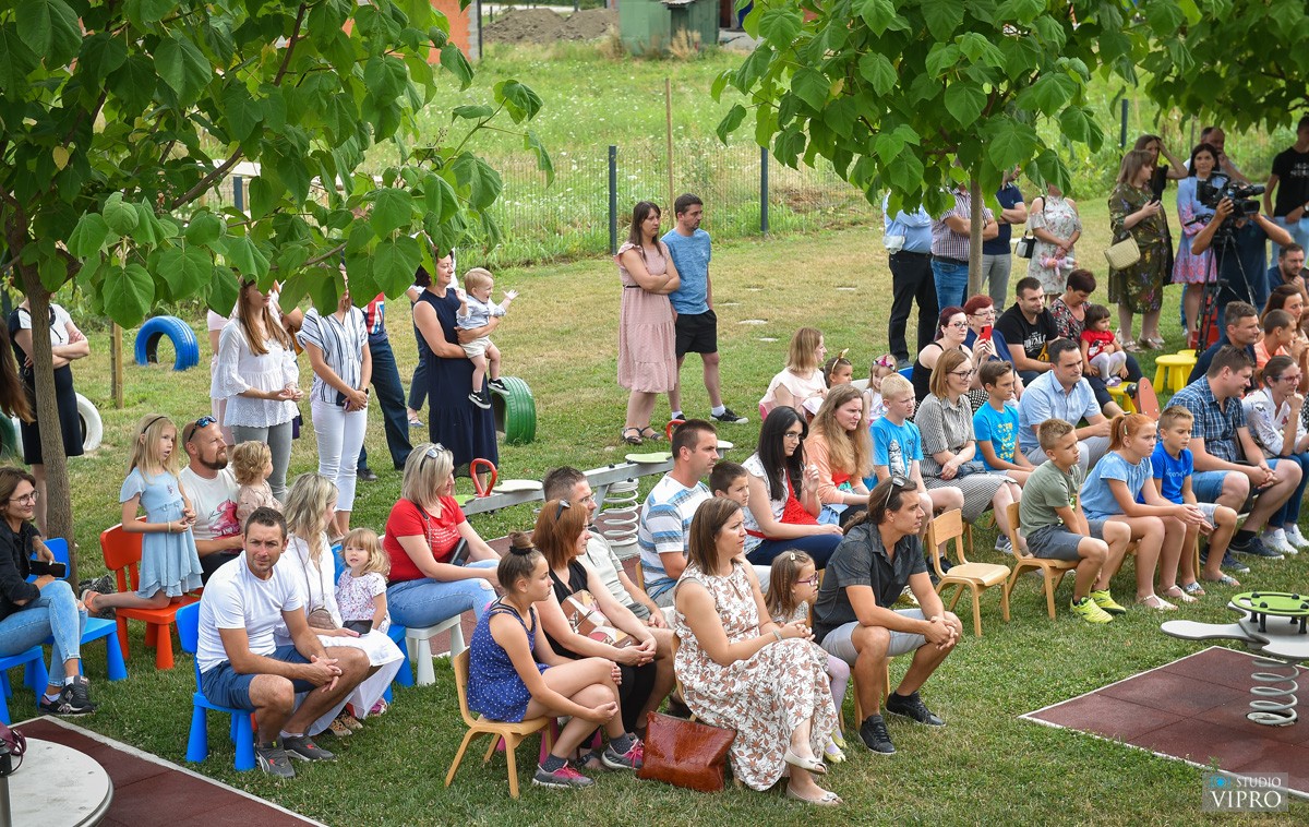 VIDEO I FOTO Završnom svečanošću mali ‘Zmajići’ oprostili se od vrtićkih dana u DV Vesela Loptica VIDEO I FOTO Završnom svečanošću mali ‘Zmajići’ oprostili se od vrtićkih dana u DV Vesela Loptica