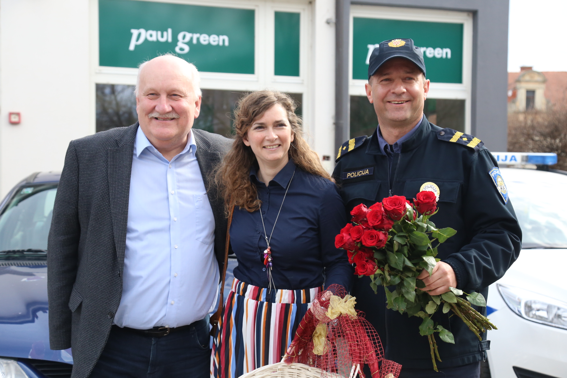 Međimurska policija cvijećem nagrađuje žene u prometu