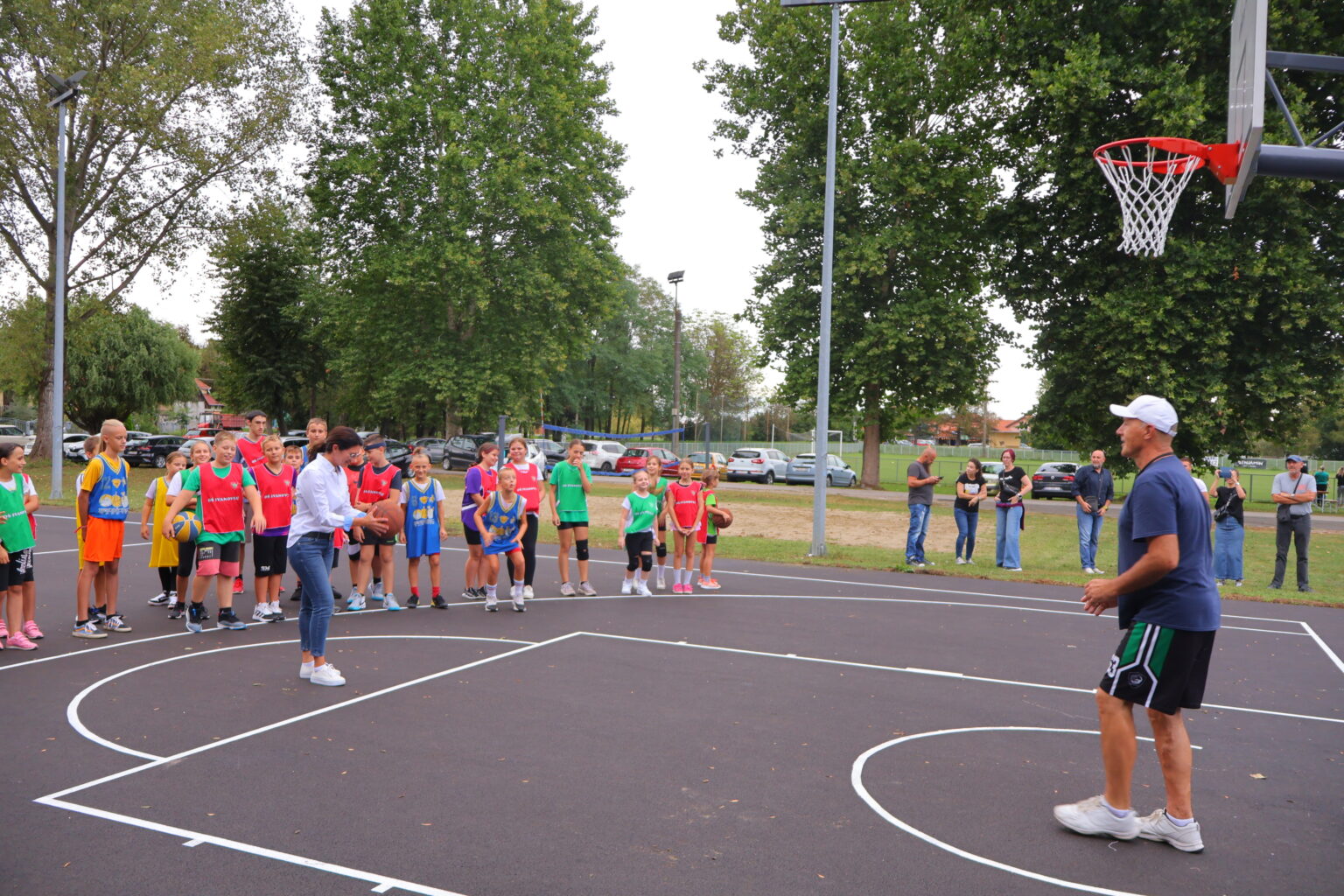 VESELJE ZA NAJMLAĐE Uređeno košarkaško igralište u Ivanovcu