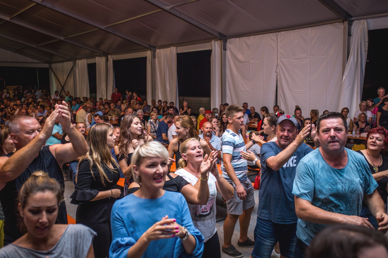 Danijela Martinović zabavljala publiku ispod šatora u Svetom Martinu na Muri