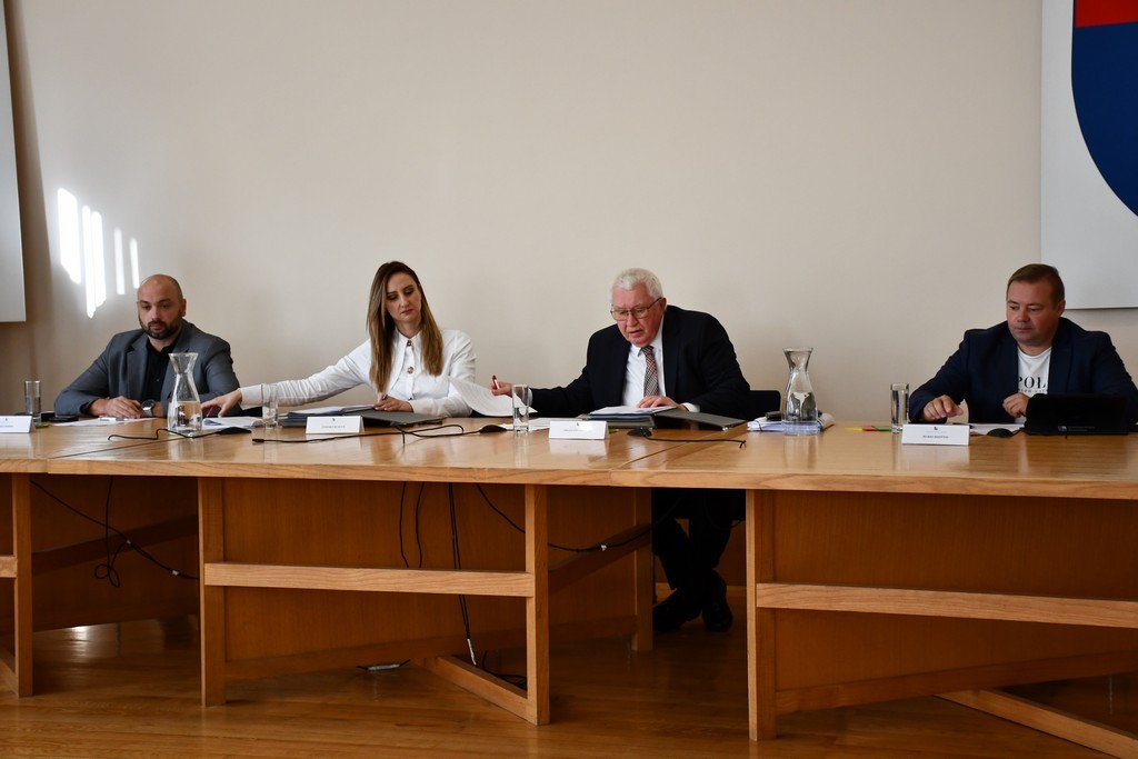 CENTRALIZACIJA BOLNICA Međimurska županija traži ocjenu ustavnosti zakona kojima osnivačka prava nad bolnicama preuzima država CENTRALIZACIJA BOLNICA Međimurska županija traži ocjenu ustavnosti zakona kojima osnivačka prava nad bolnicama preuzima država