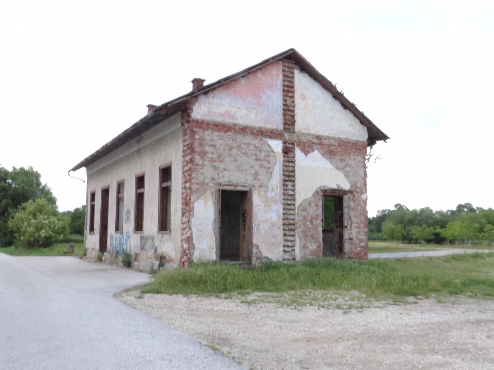 FOTO Željeznička postaja koja to nije: Vandalizam nad zapuštenom željezničkom postajom Donji Mihaljevec FOTO Željeznička postaja koja to nije: Vandalizam nad zapuštenom željezničkom postajom Donji Mihaljevec