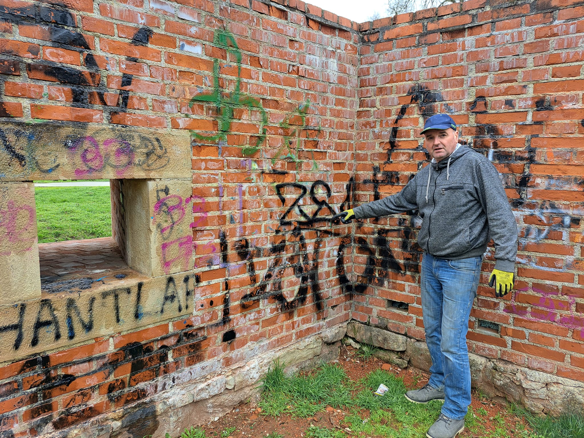 Uklanjaju se grafiti s južne kule Starog grada u Čakovcu, postavljen i video nadzor