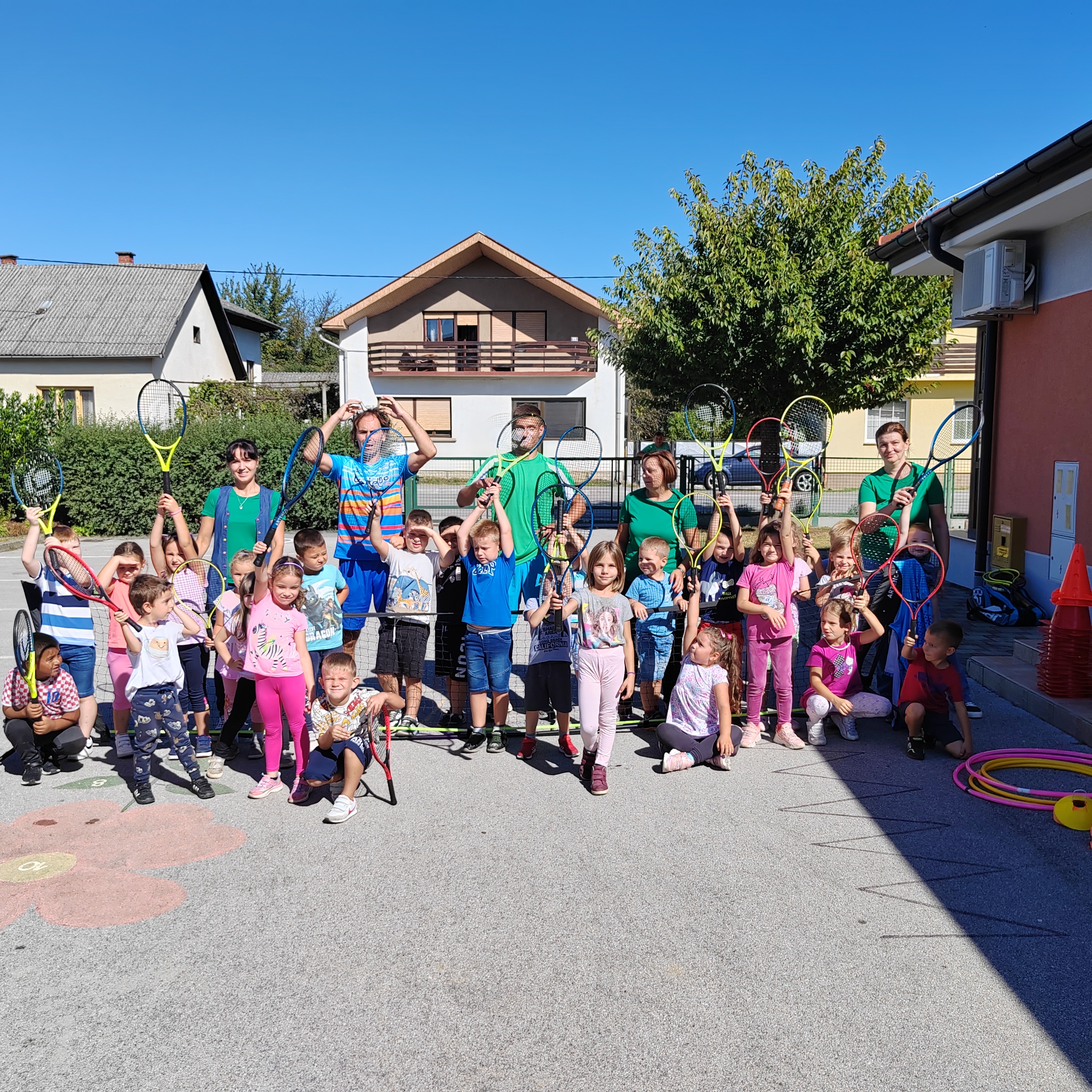 MLADI DOBRAVSKI SPORTAŠI Djeca učila igrati tenis