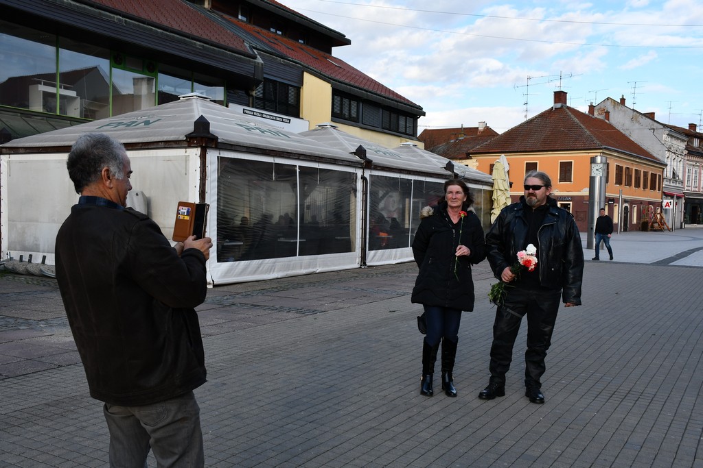 Free riders Pikač u centru Čakovca podjelom karanfila obradovali brojne žene