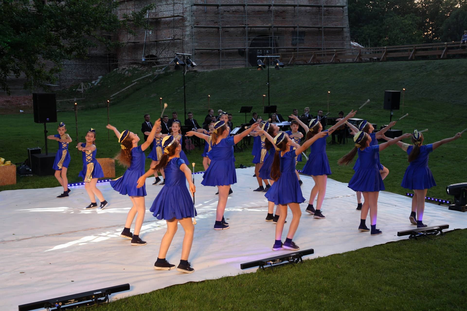 Predstava ‘Na dlanu jezera’ u lijepom ambijentu jezera podno zidina Starog grada