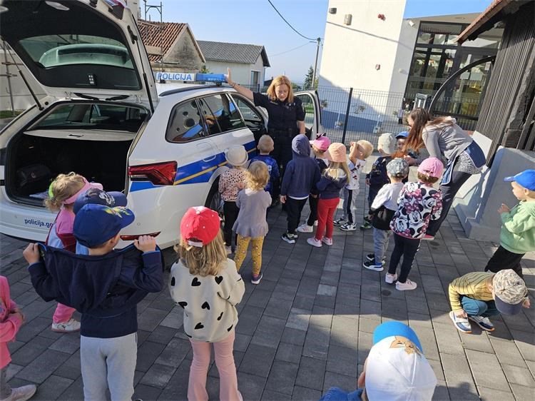 FOTO Policajka Margareta-Martina Cvetković posjetila DV ‘Jurovska pčelica’