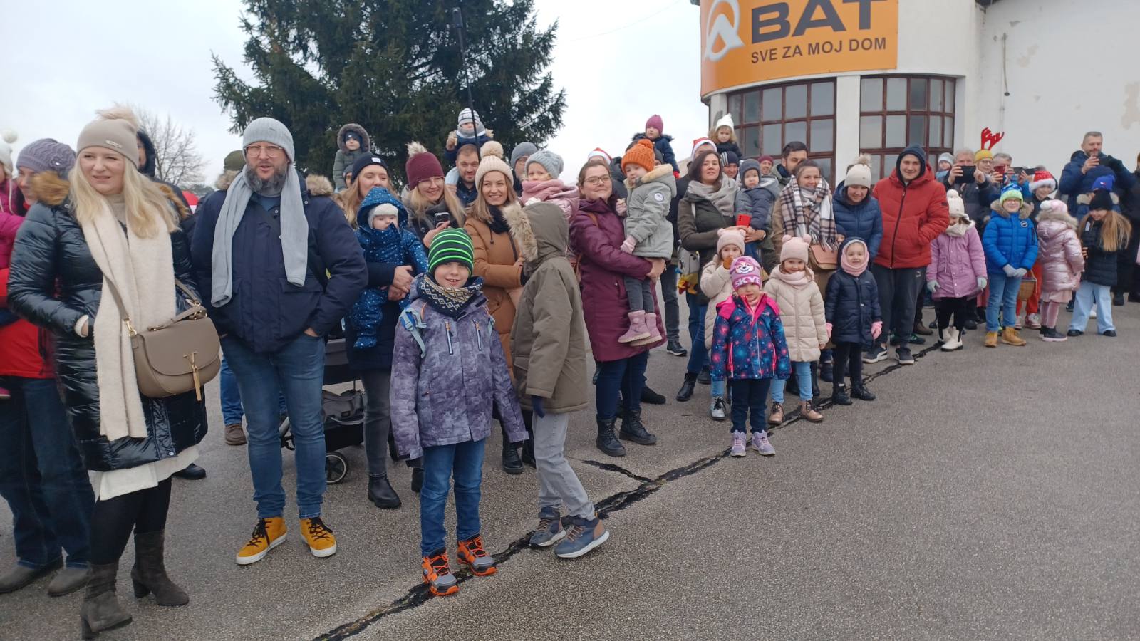 FOTO/VIDEO Djedu Božićnjaku na putu za Pribislavec pokvarile se saonice, no pronašao je rješenje – stigao avionom FOTO/VIDEO Djedu Božićnjaku na putu za Pribislavec pokvarile se saonice, no pronašao je rješenje – stigao avionom