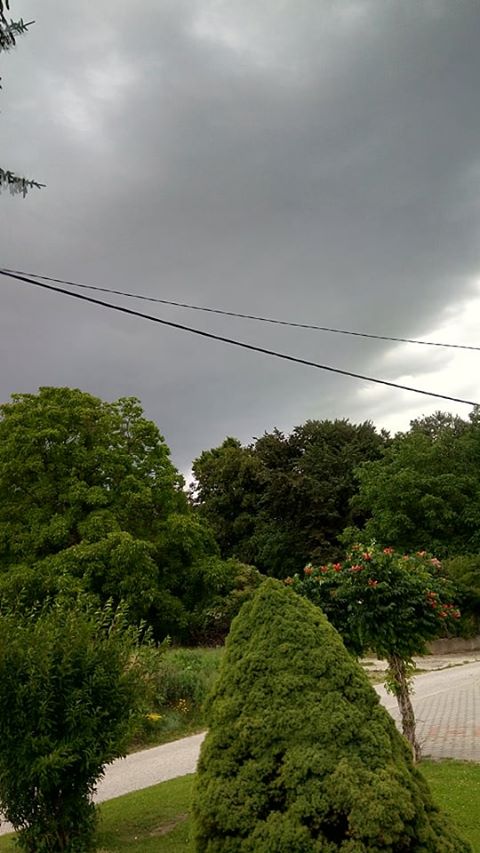 PROLOM OBLAKA Sve nas iznenadilo: U tren oka zamračilo se Međimurje, pada kiša, snažno grmi… PROLOM OBLAKA Sve nas iznenadilo: U tren oka zamračilo se Međimurje, pada kiša, snažno grmi…