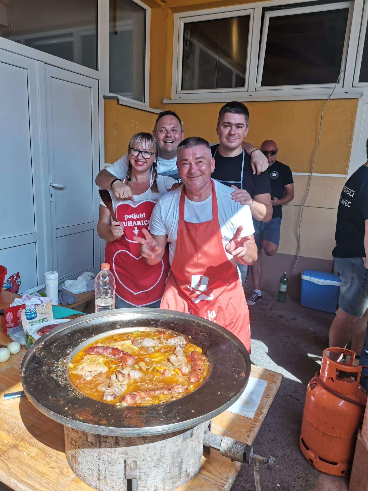 Miris ‘grofovske kotlovine’ u subotu se širio Pribislavcem