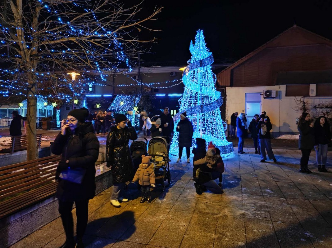 VIDEO/FOTO Bend Tragovi su ugrijali publiku na Adventskoj čaroliji u Prelogu!