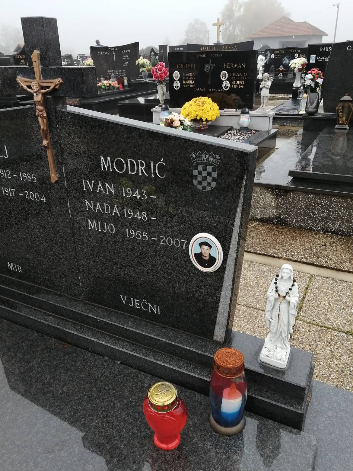 Počast poginulim i umrlim bojovnicima HOS-a