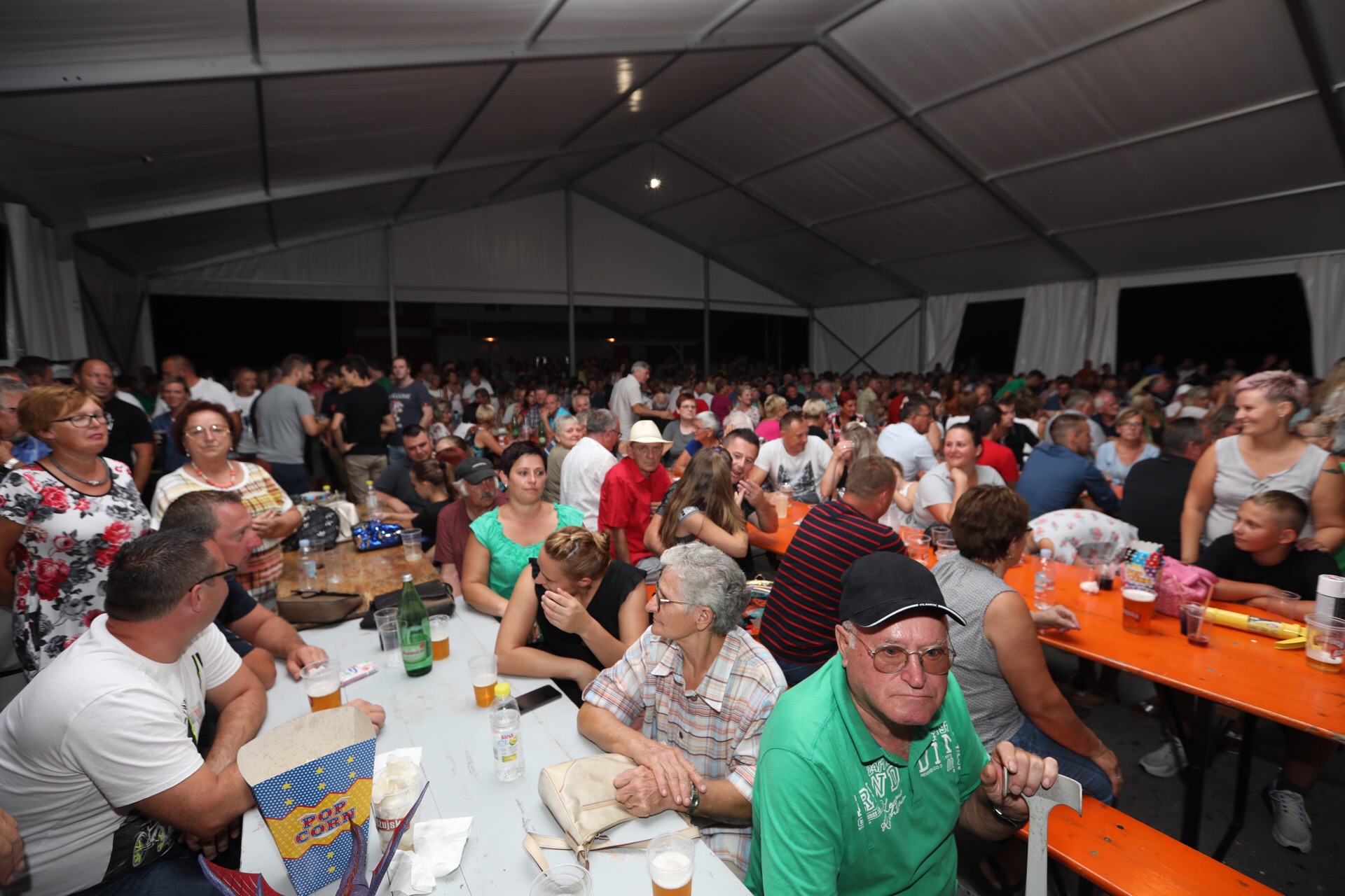 Mladen Grdović ispunio šator u Sv. Martinu na Muri, pjevalo se i plesalo uz njegove hitove Mladen Grdović ispunio šator u Sv. Martinu na Muri, pjevalo se i plesalo uz njegove hitove