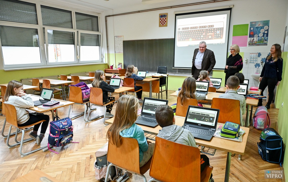 Donacija prijenosnih računala Osnovnoj školi Prelog