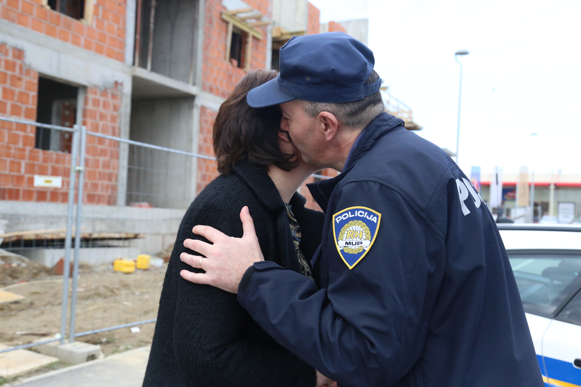 Međimurska policija cvijećem nagrađuje žene u prometu