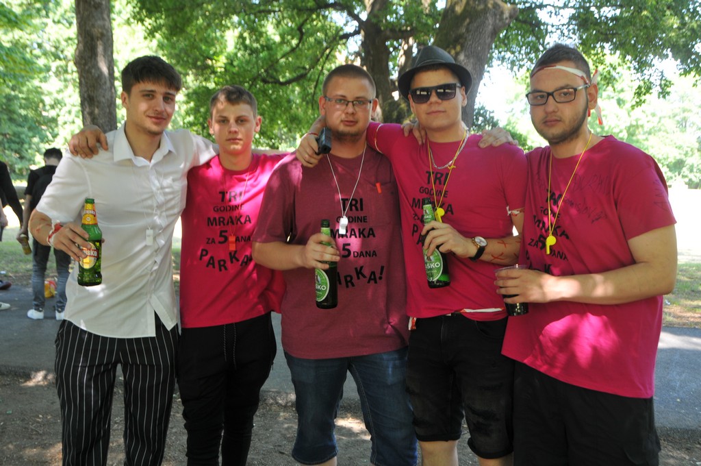 Maturanti se zabavljaju u čakovečkom parku