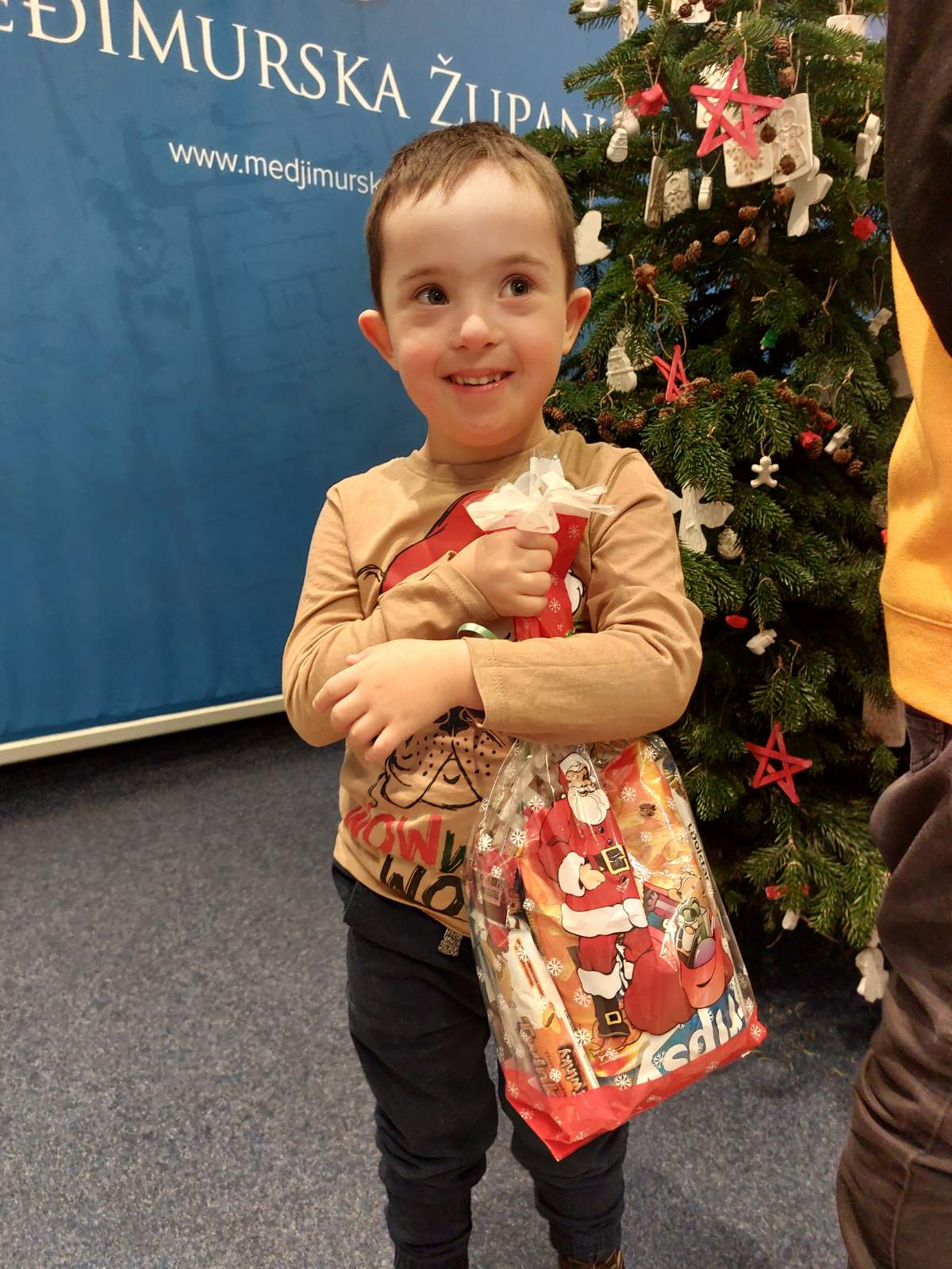 DAN ZA PAMĆENJE Djeca iz udruge za sindrom Down upoznala župana Posavca i zajedno s njim okitila bor DAN ZA PAMĆENJE Djeca iz udruge za sindrom Down upoznala župana Posavca i zajedno s njim okitila bor