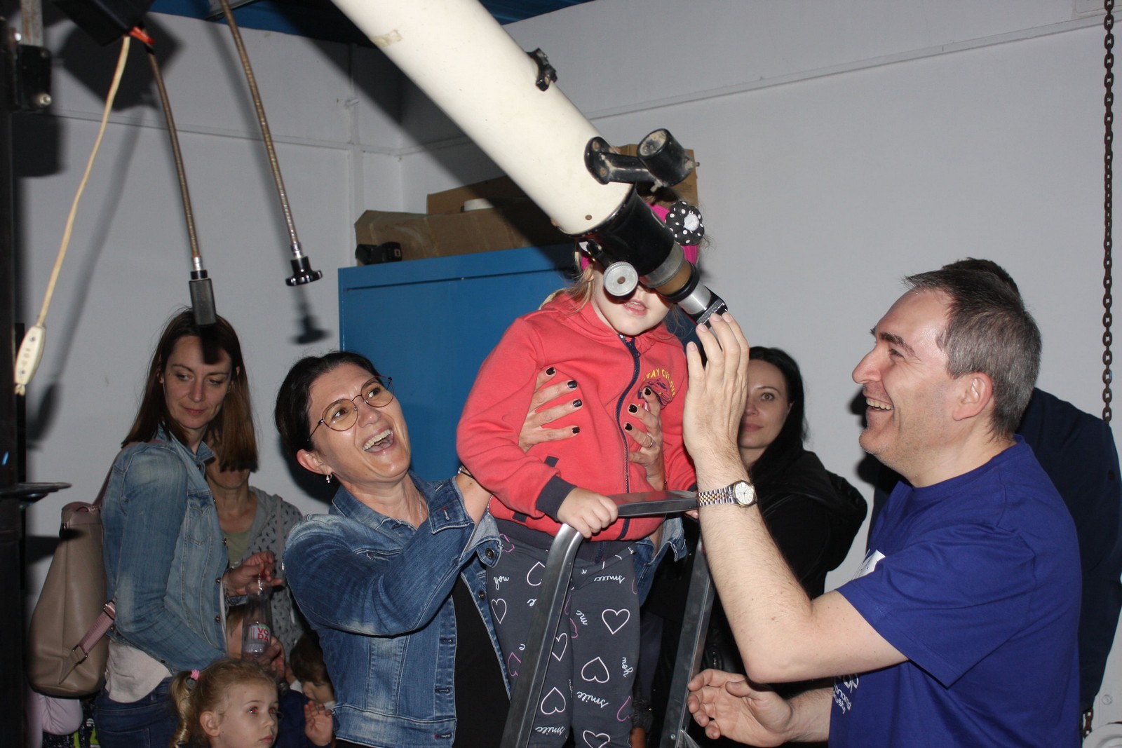 Stotinjak djece u Savskoj Vesi teleskopima promatralo Mjesec