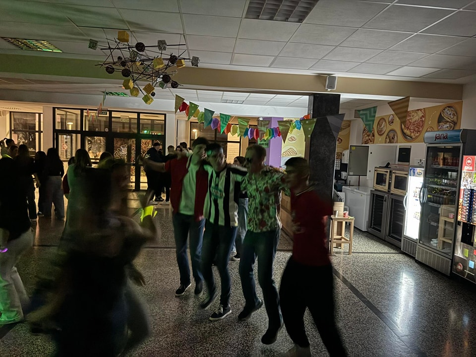 Gimnazijski Trash party