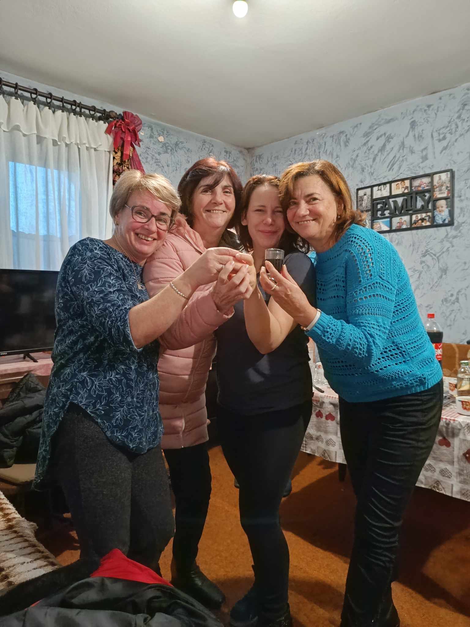 IZNENAĐENJE ZA 70. ROĐENDAN Ivana Novaka, dimnjačara iz Kuršanca, u rano jutro iznenadili njegovi najmiliji IZNENAĐENJE ZA 70. ROĐENDAN Ivana Novaka, dimnjačara iz Kuršanca, u rano jutro iznenadili njegovi najmiliji