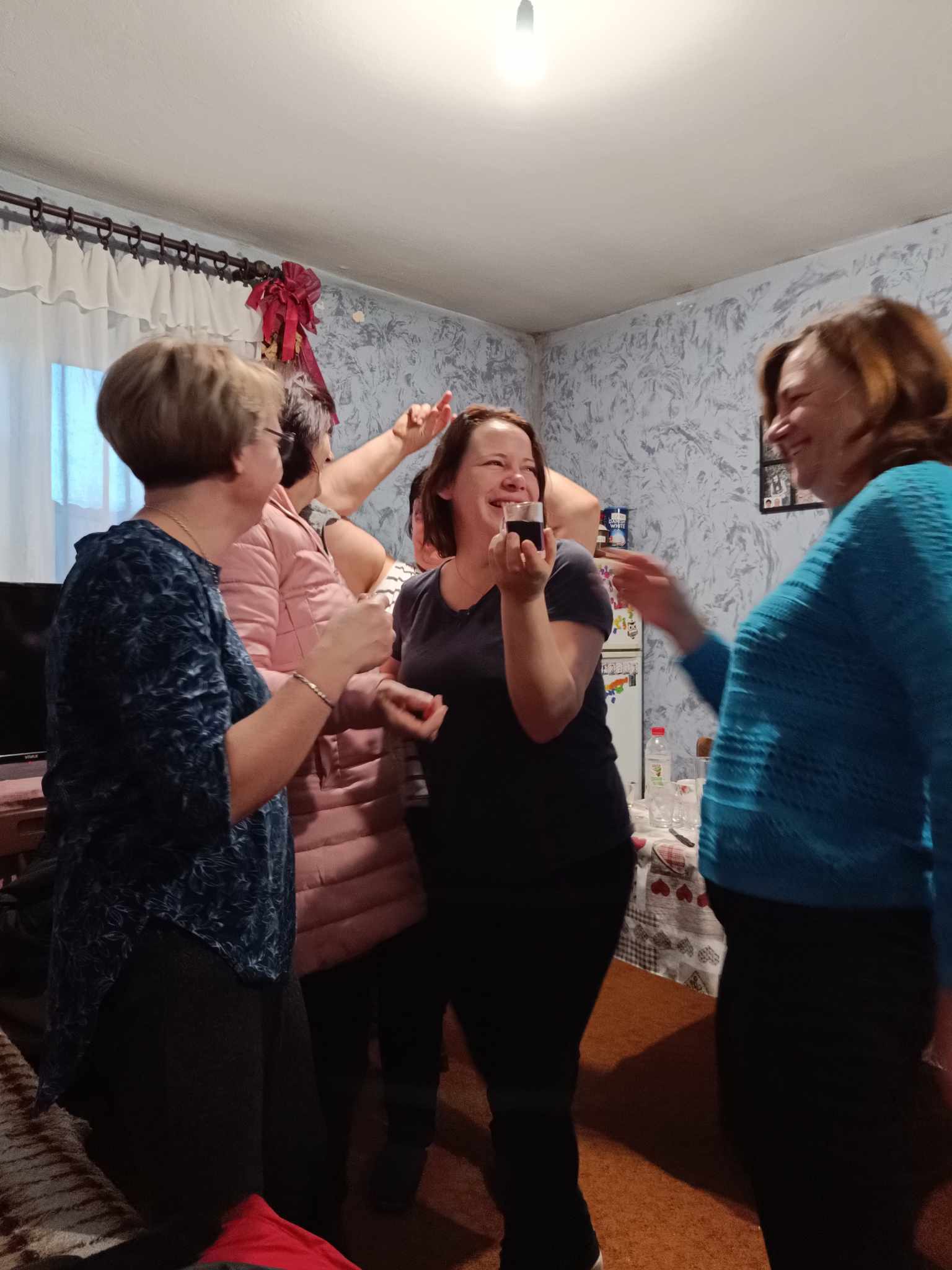 IZNENAĐENJE ZA 70. ROĐENDAN Ivana Novaka, dimnjačara iz Kuršanca, u rano jutro iznenadili njegovi najmiliji IZNENAĐENJE ZA 70. ROĐENDAN Ivana Novaka, dimnjačara iz Kuršanca, u rano jutro iznenadili njegovi najmiliji