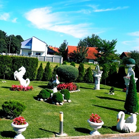 Spoj umjetnosti i prirode u vrtnoj oazi Andreje Kraljić u Savskoj Vesi