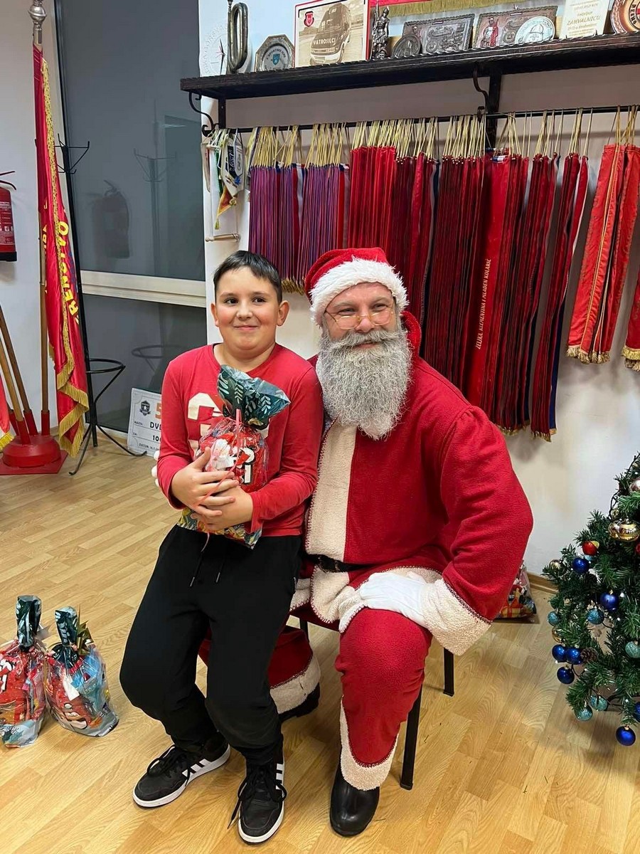 DVD STRAHONINEC Djecu posjetio Djed Božićnjak i podijelio im poklone