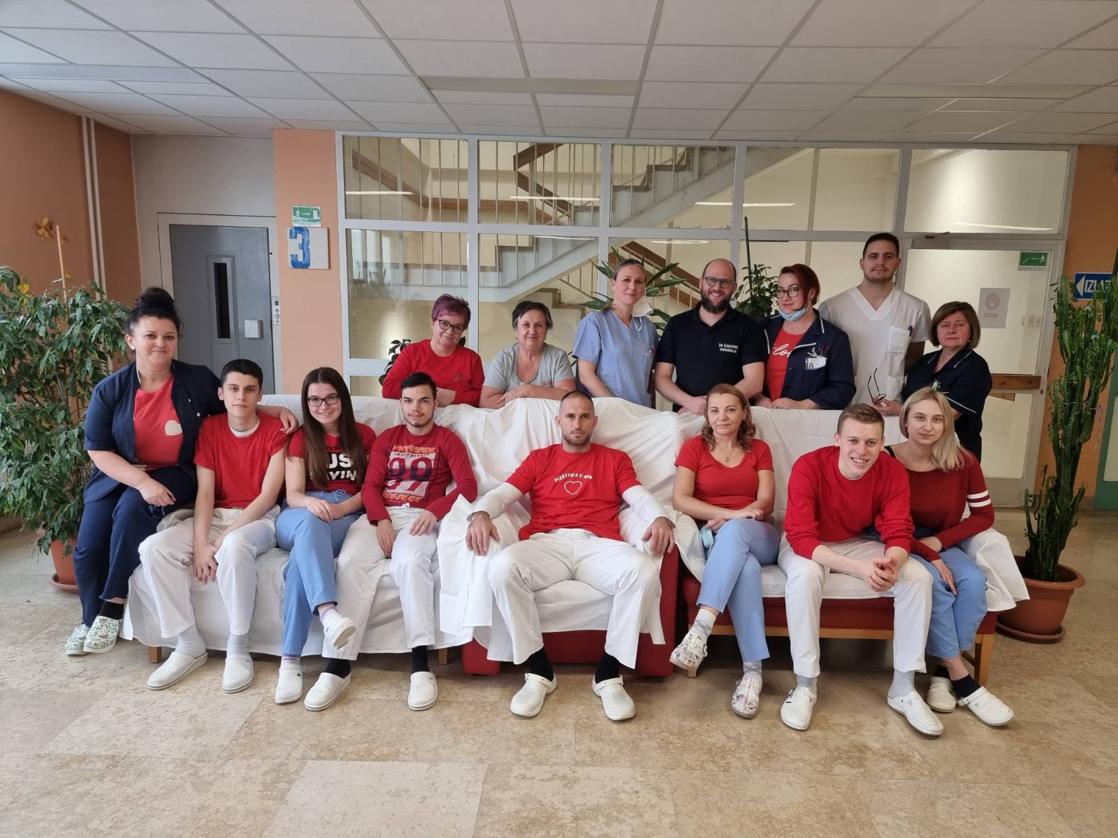 SREDNJA ŠKOLA ČAKOVEC Buduće medicinske sestre i tehničari obilježili Dan crvenih haljina