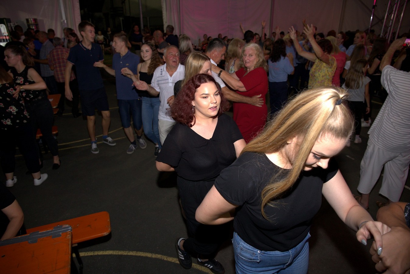 Mejaši rasplesali brojnu publiku u Palovcu