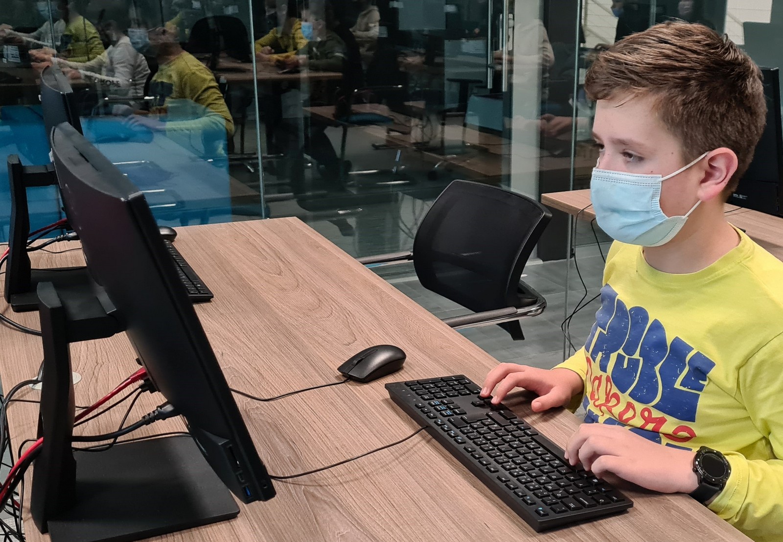 DANI HRVATSKOG SAVEZA INFORMATIČARA Osnovnoškolci MIS-a i MIK-a ponovo proglašeni ekipnim viceprvacima Hrvatske! Krovna informatička organizacija u Hrvatskoj – Hrvatski savez informatičara – nedavno je organizirala Dan Hrvatskog saveza informatičara. Trad