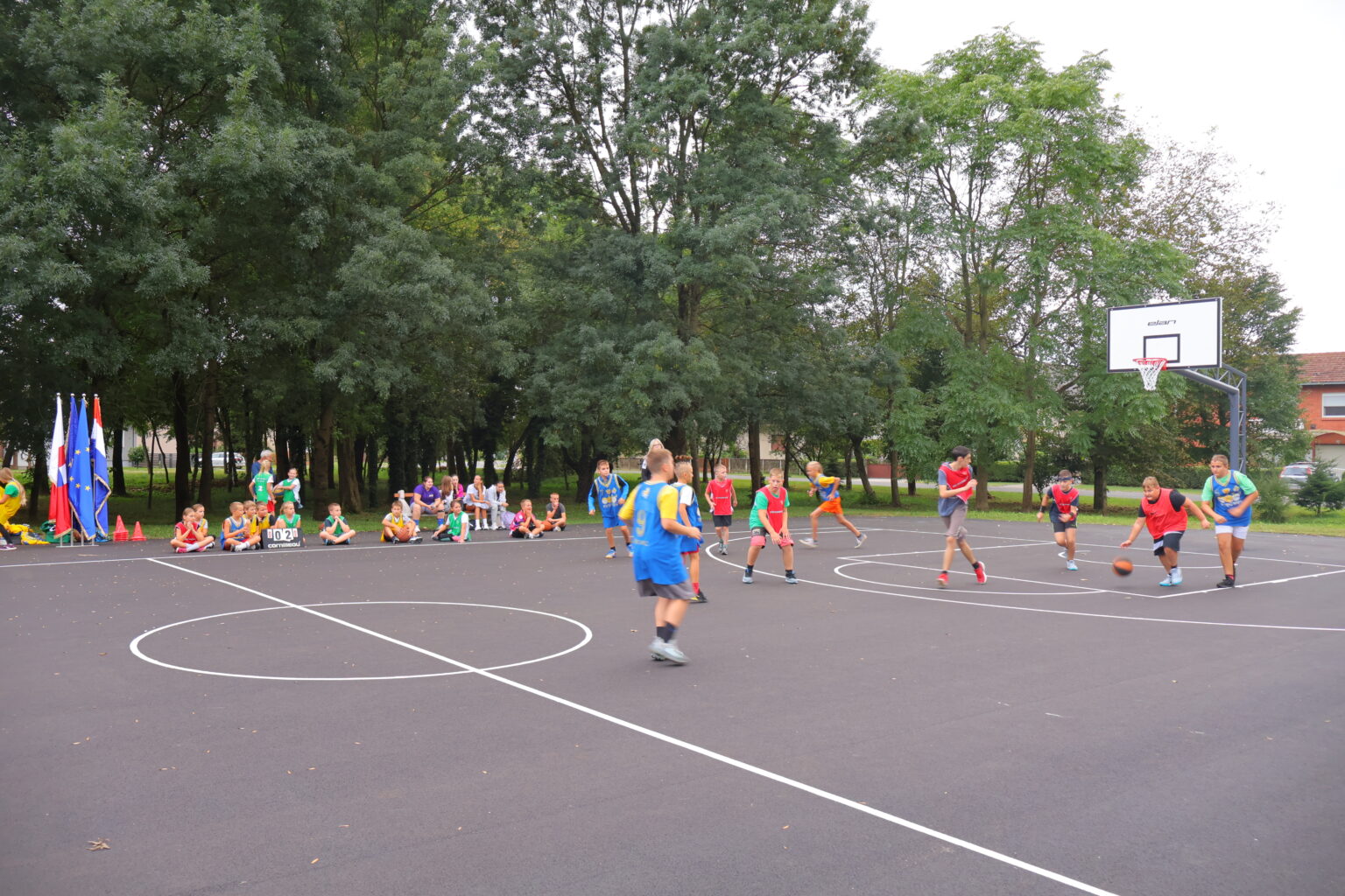 VESELJE ZA NAJMLAĐE Uređeno košarkaško igralište u Ivanovcu