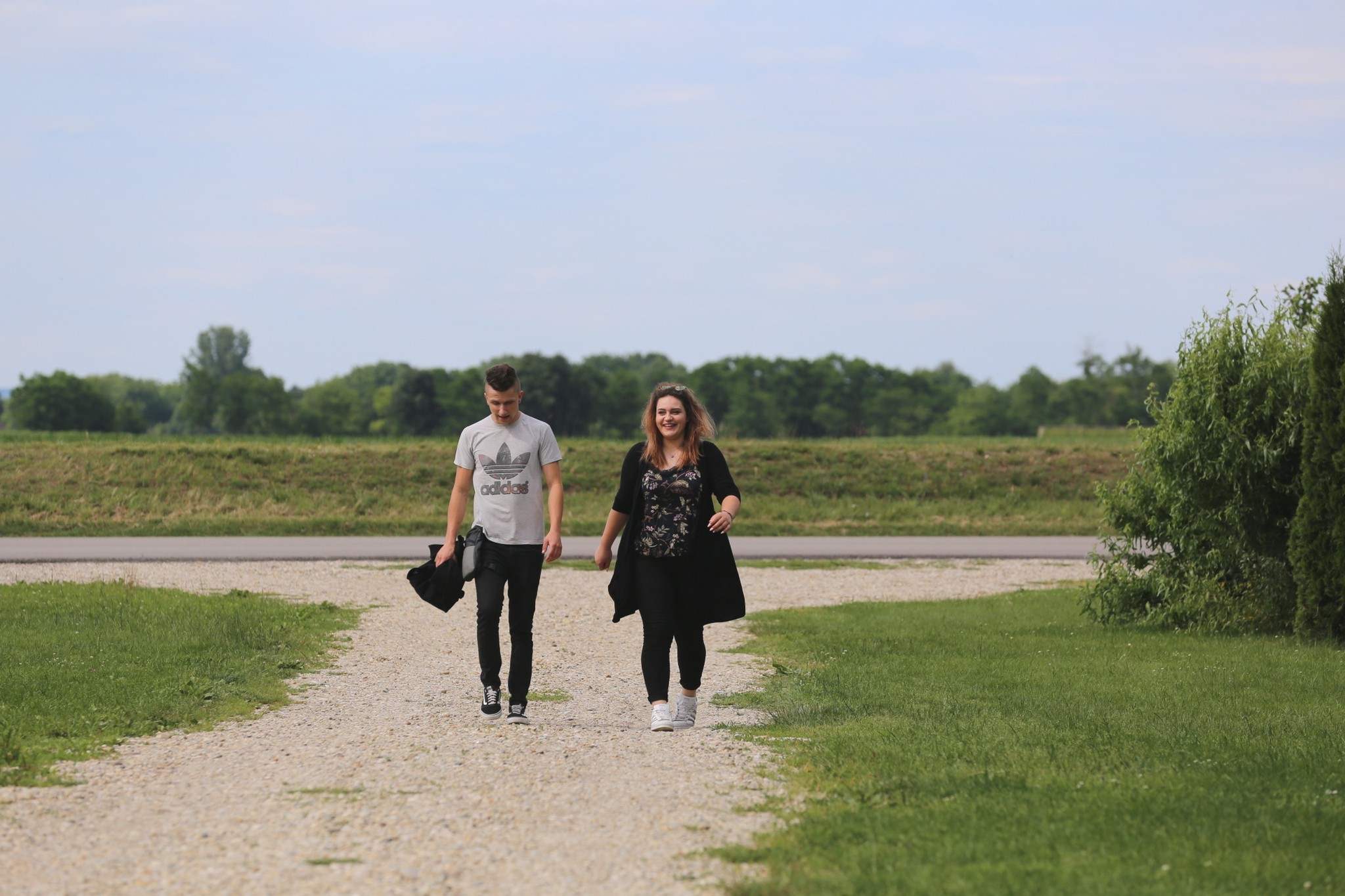 Vjetrovit, ali topao dan mnogi su iskoristili za šetnju preloškom Marinom