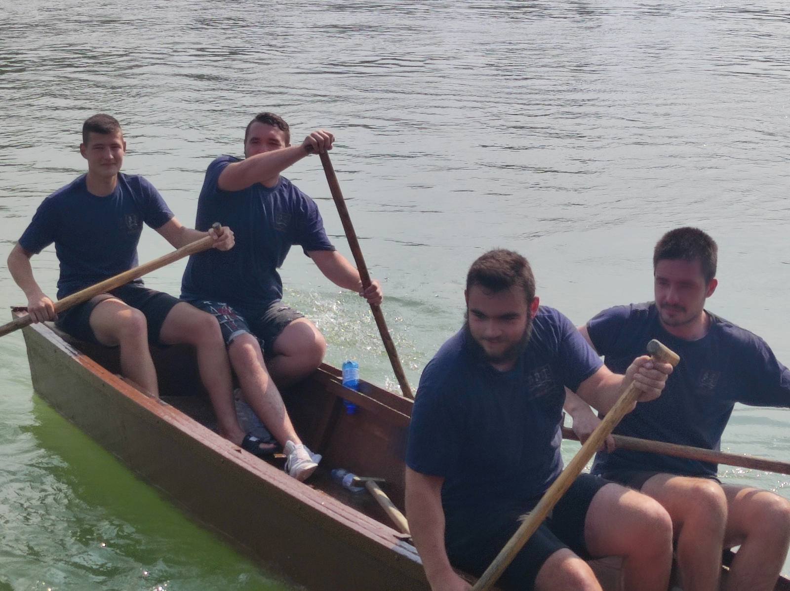 FOTO Pobjednici natjecanja u ekipnom veslanju dravskim čamcima su ekipe ‘Royal transport’ i ‘Fljojsarice’ FOTO Pobjednici natjecanja u ekipnom veslanju dravskim čamcima su ekipe ‘Royal transport’ i ‘Fljojsarice’