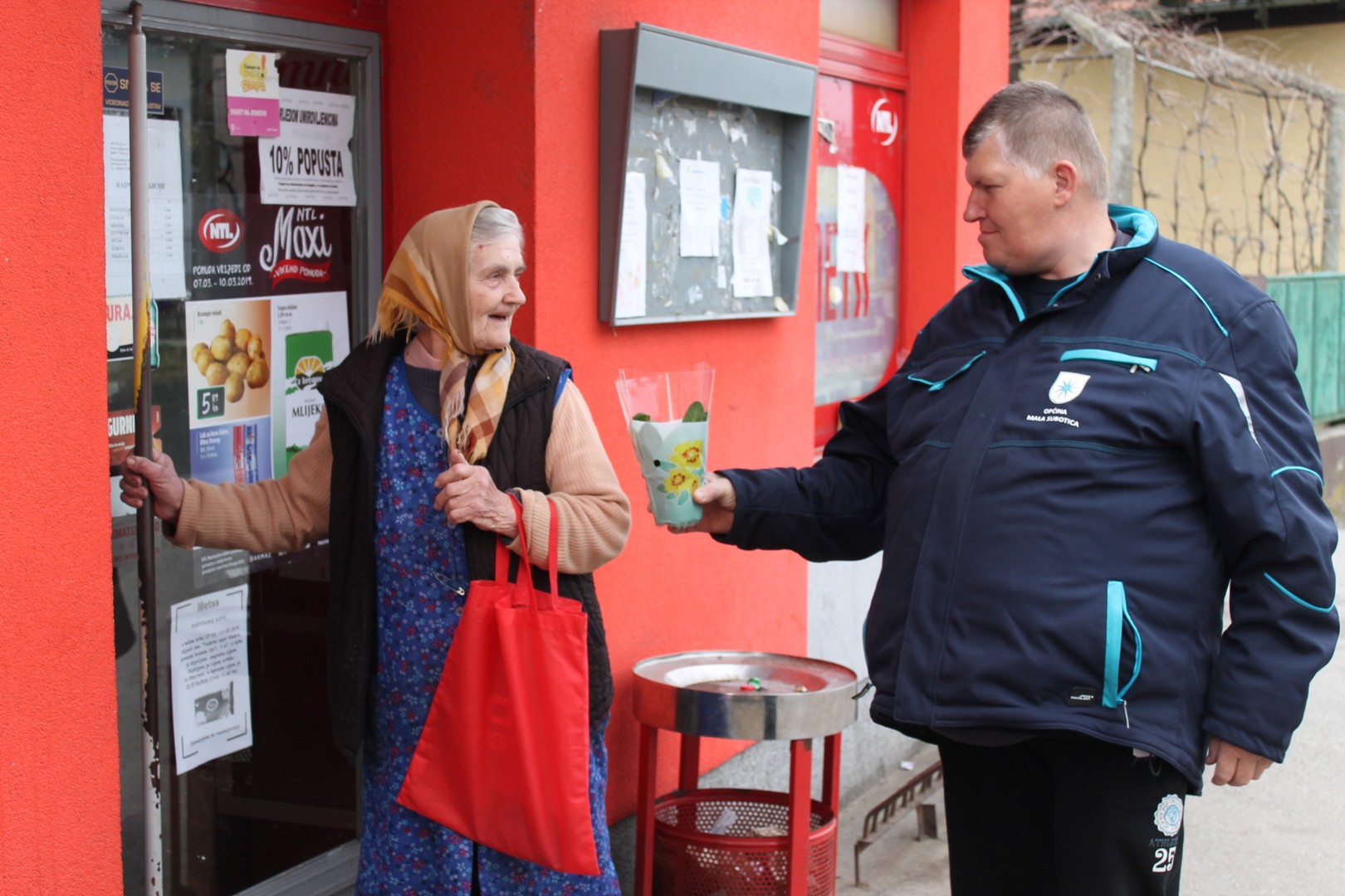 Komunalni radnici Općine damama dijelili cvijeće povodom Dana žena