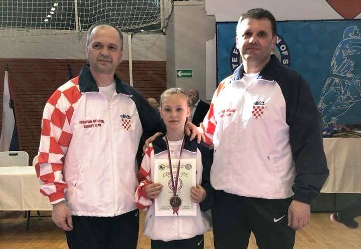 2laurastrahija525361