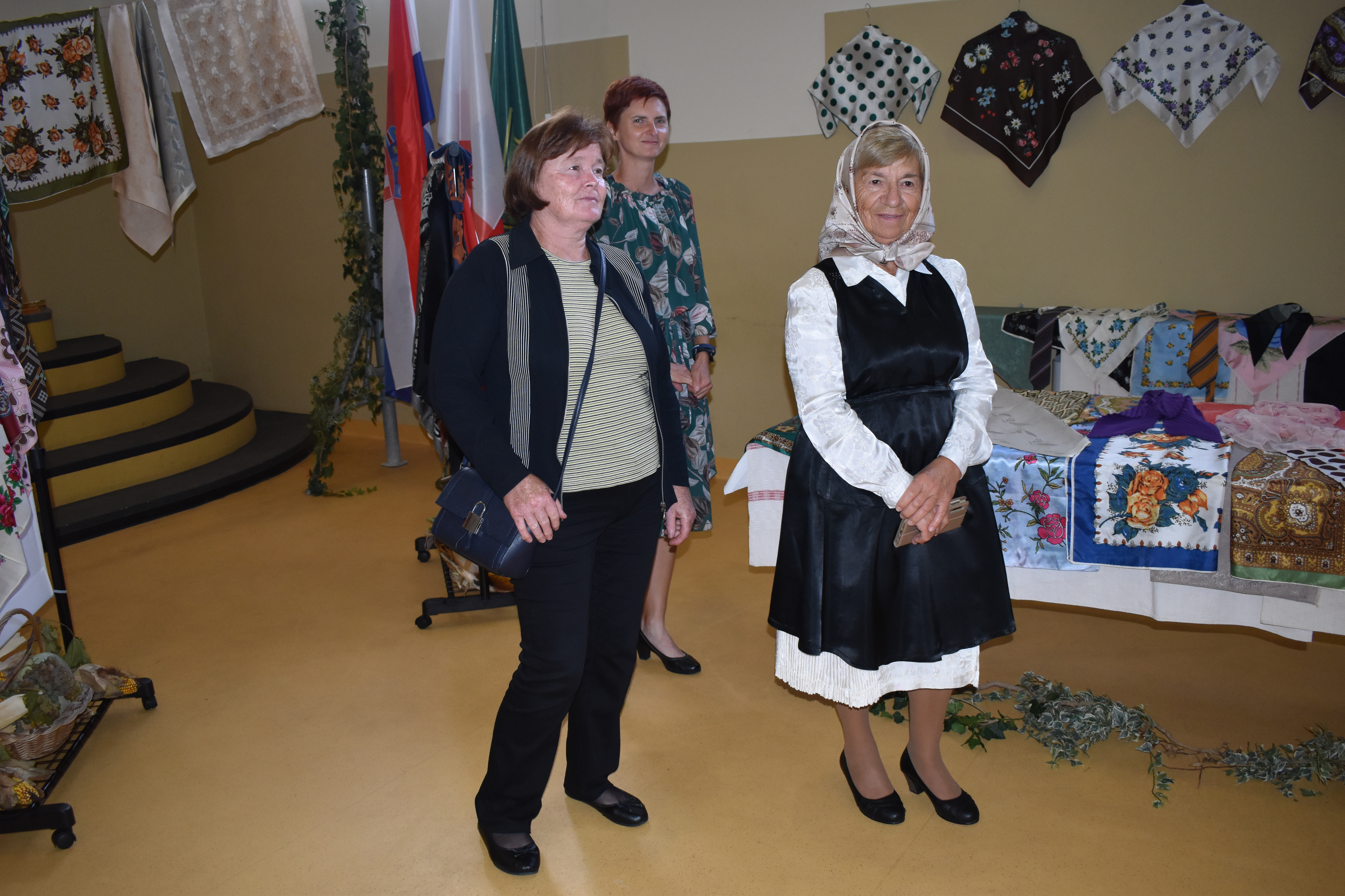 Izložba marama i kravata u Domašincu