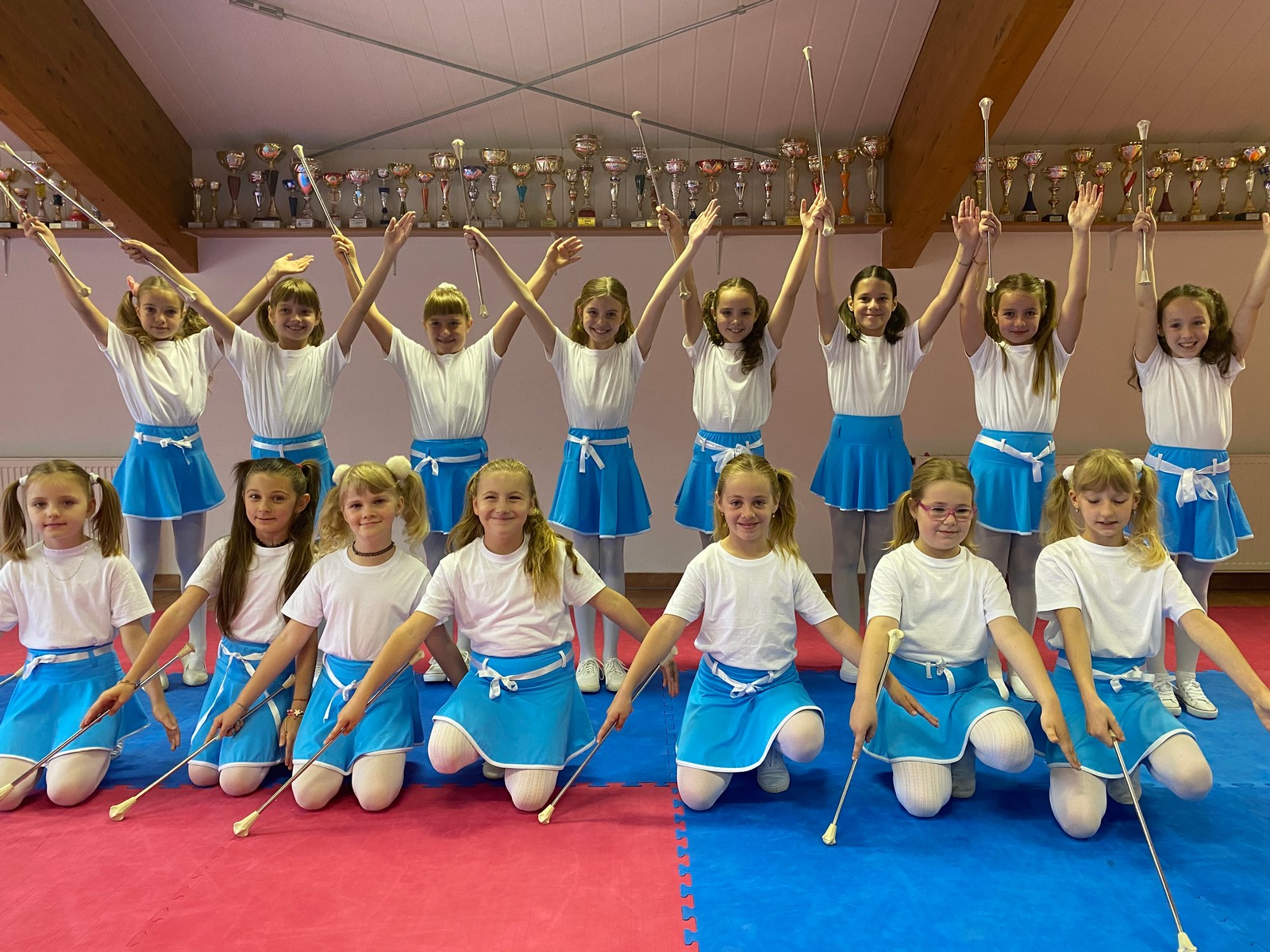 MAŽORETKINJE MALE SUBOTICE U novim uniformama do medalja!