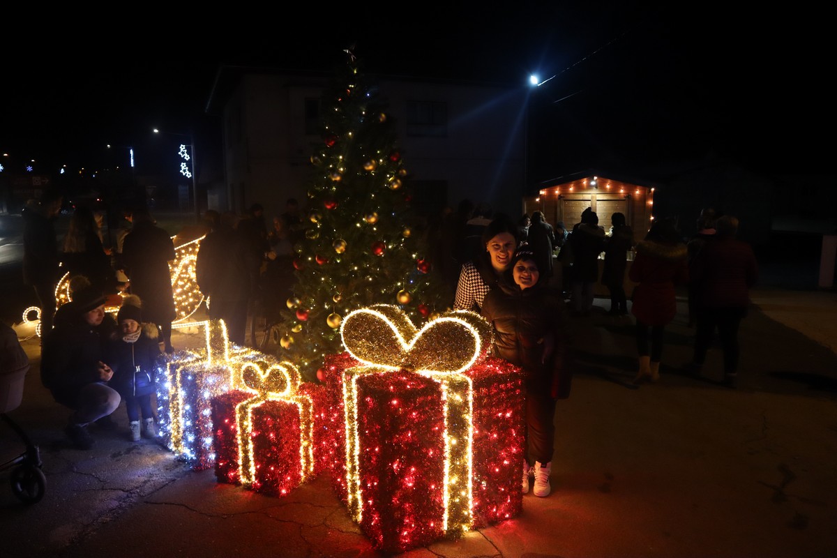 FOTO Na adventskom vijencu u centru Svetog Martina na Muri upaljena je još jedna svijeća