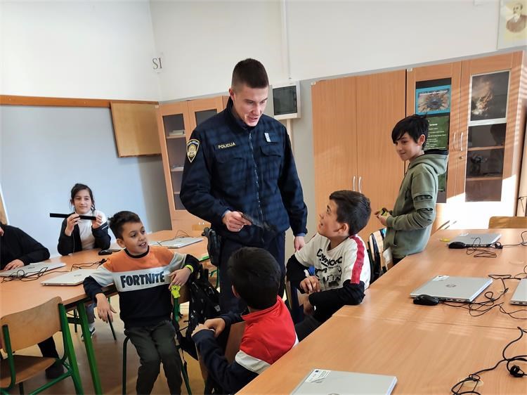 Policija u OŠ Orehovica