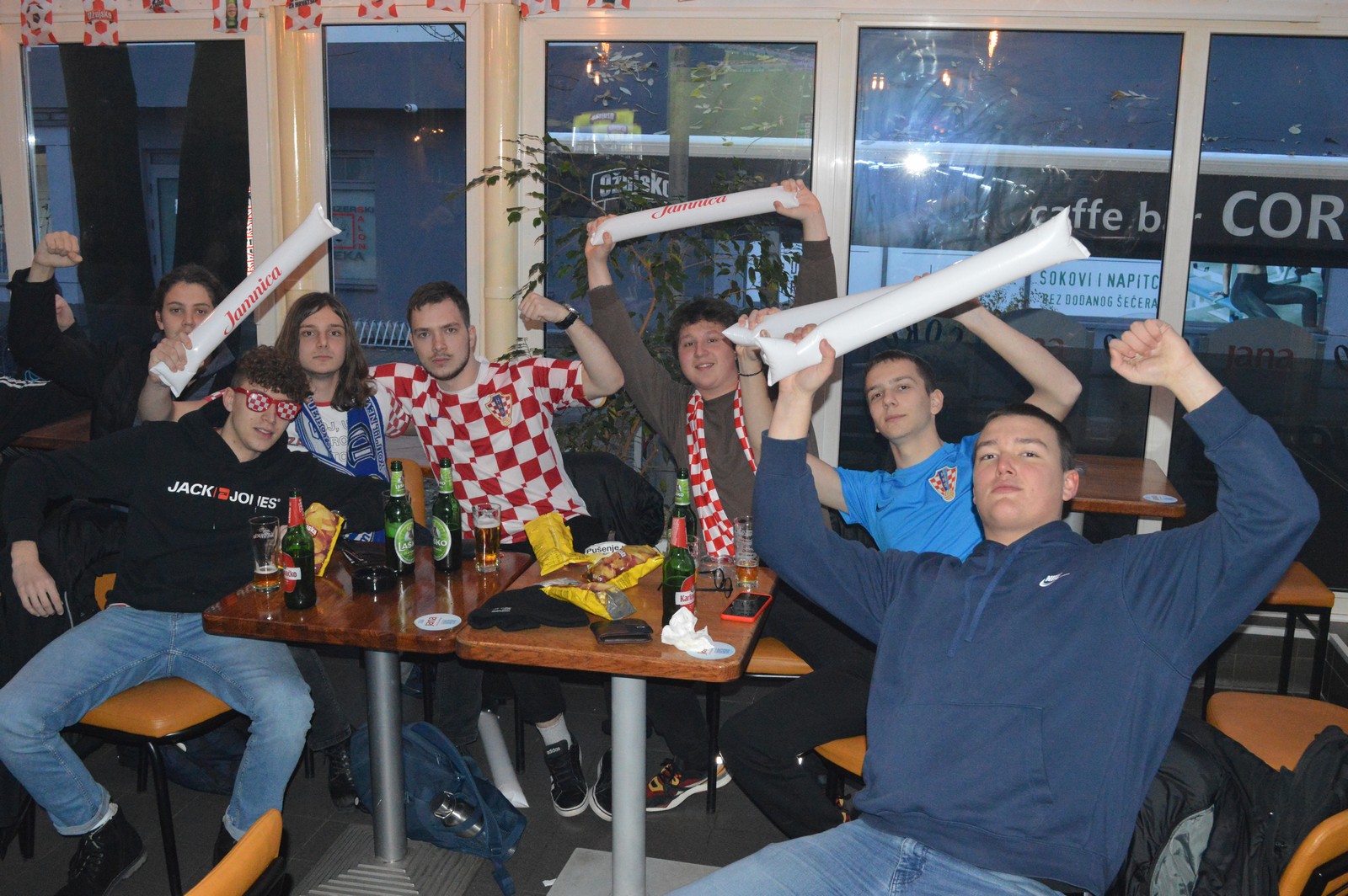 Vesela atmosfera u čakovečkim kafićima – svi navijaju za naše Vatrene!