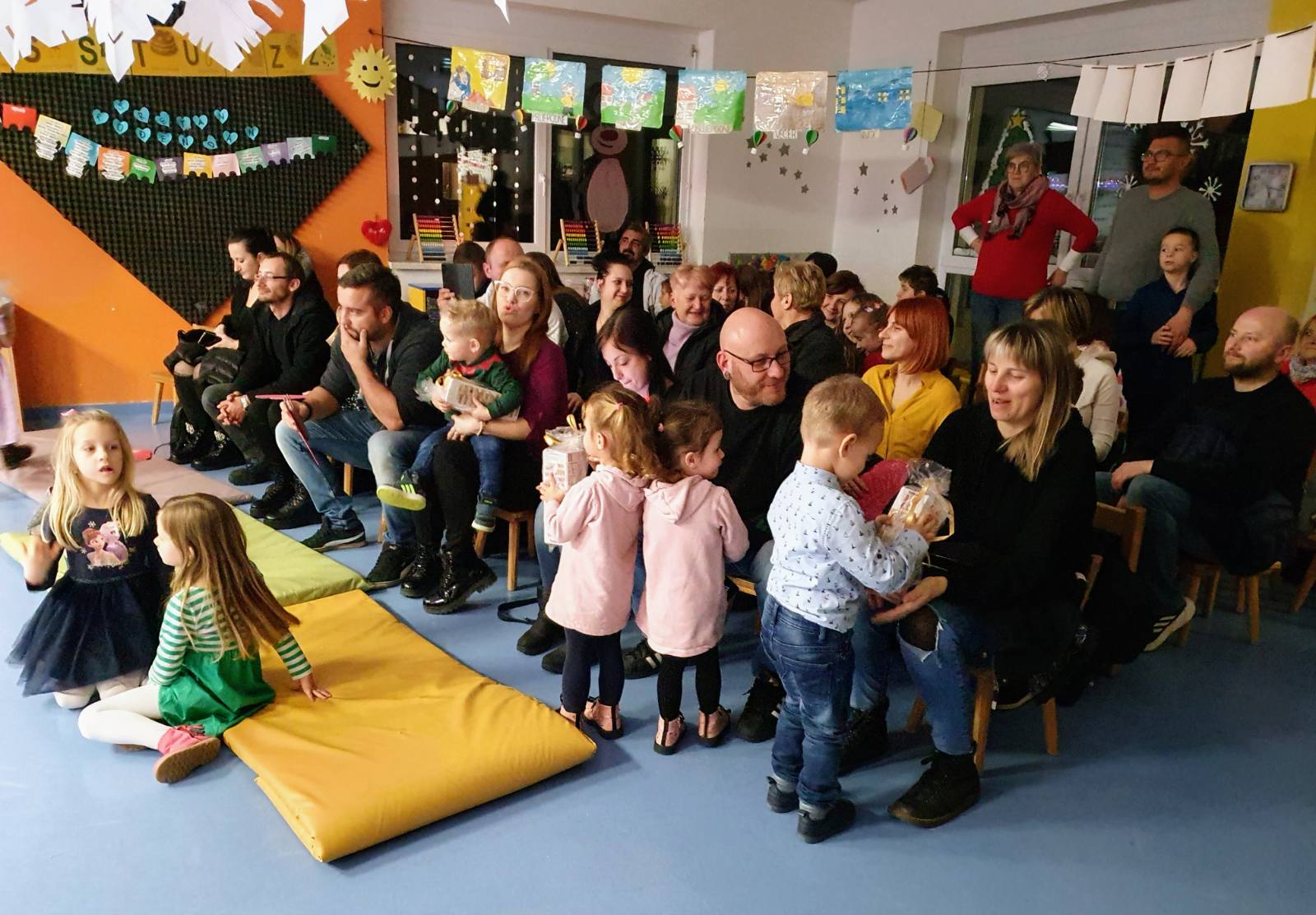 Božićne predstave i druženje s roditeljima u dječjem vrtiću ‘Pahuljica’