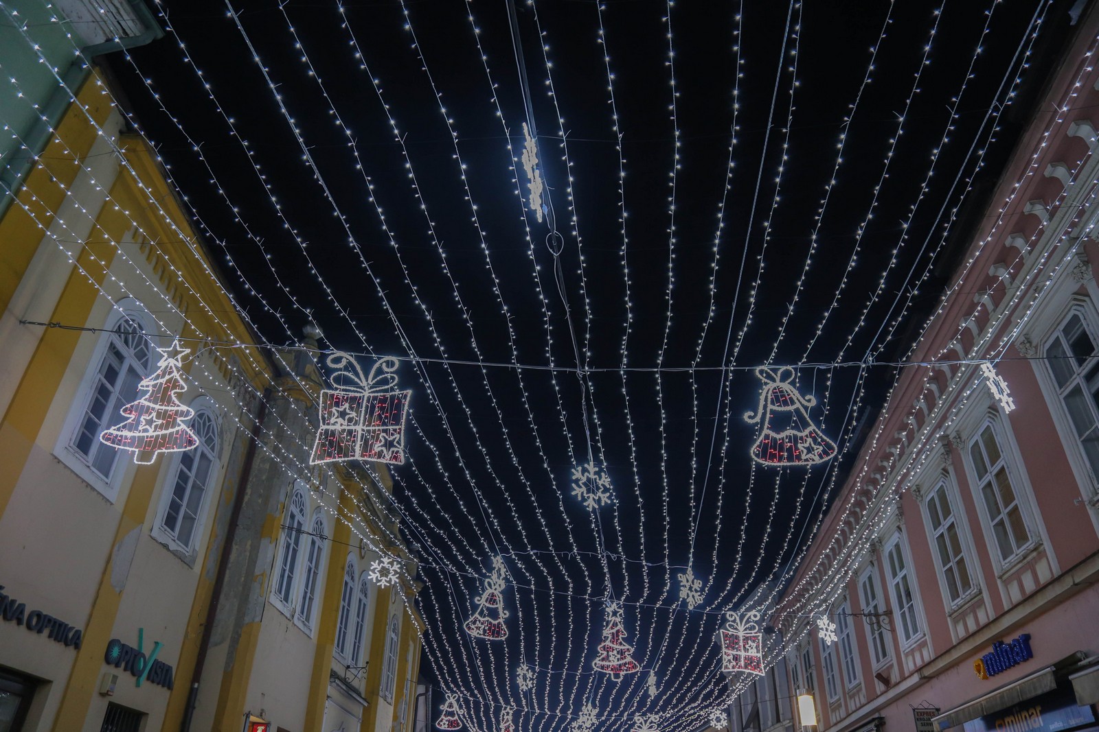 Upaljena prva adventska svijeća u Čakovcu: Predivna rasvjeta zasjala gradom