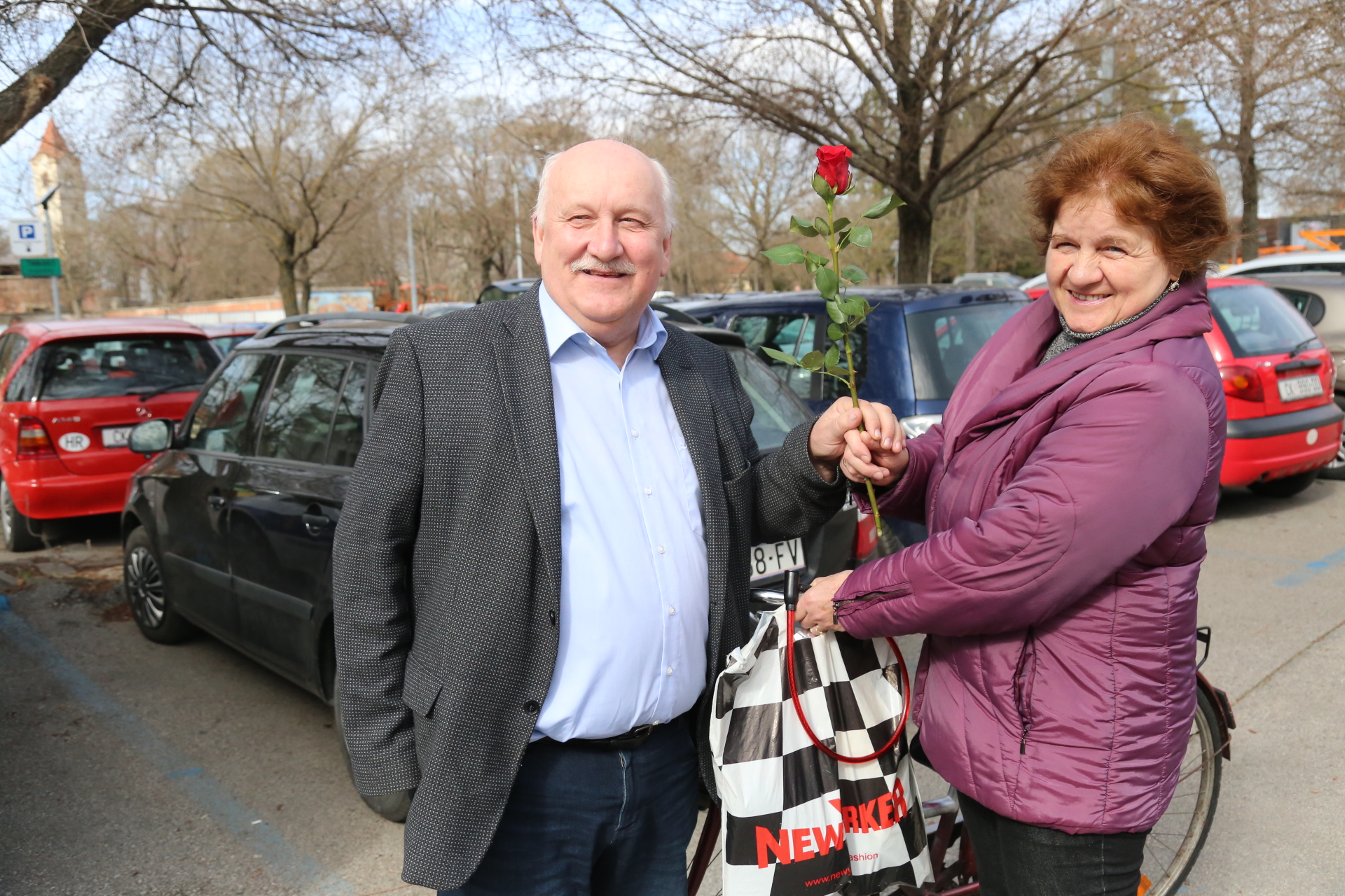 Međimurska policija cvijećem nagrađuje žene u prometu