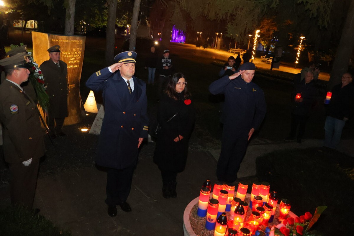 DAN SJEĆANJA Čakovec se i ove godine dostojanstveno prisjetio žrtava Vukovara i Škrabrnje te obljetnice pogibije Nikole VII. Zrinskog DAN SJEĆANJA Čakovec se i ove godine dostojanstveno prisjetio žrtava Vukovara i Škrabrnje te obljetnice pogibije Nikole VII. Zrinskog