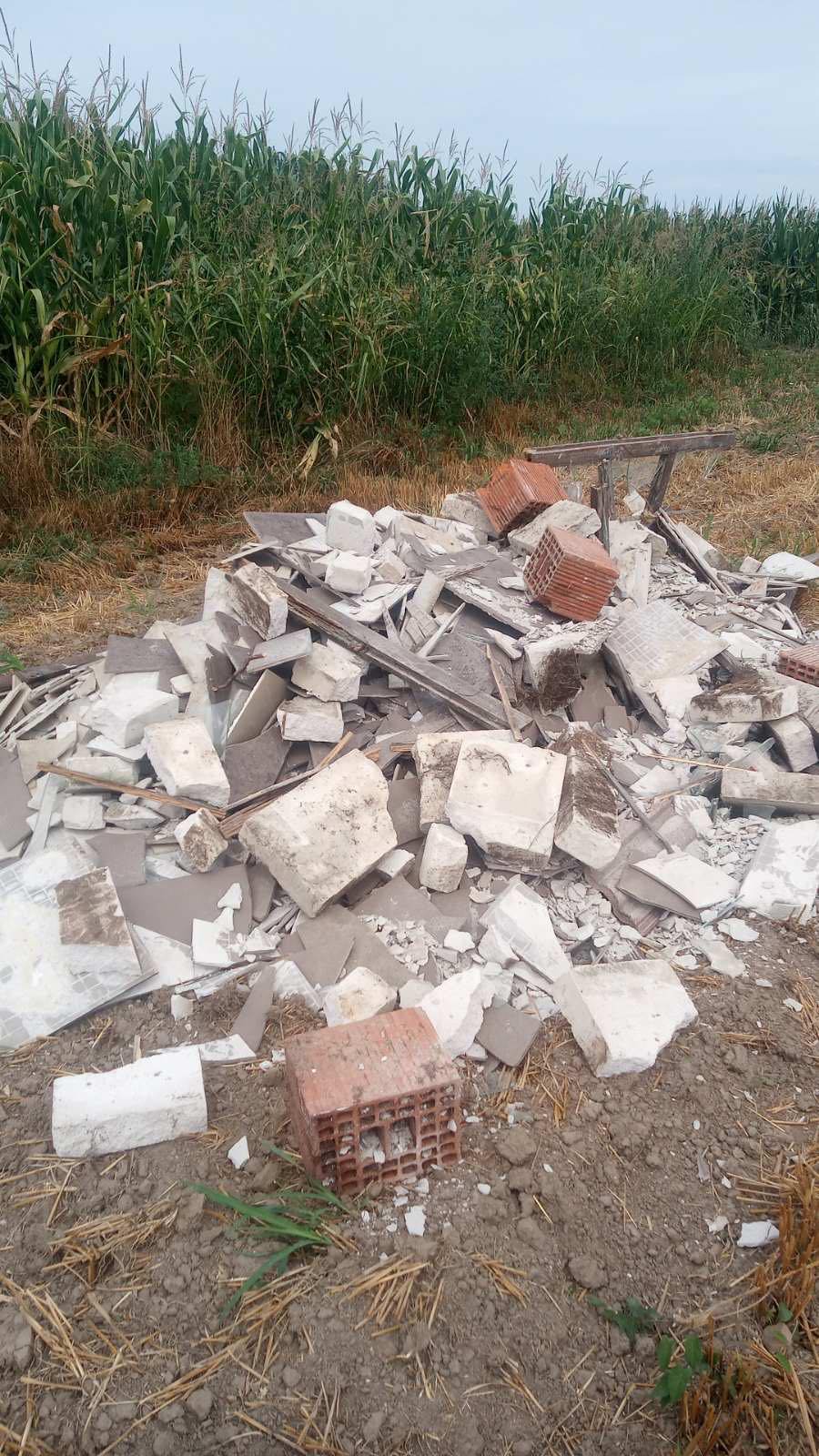 Građevinski otpad na poljoprivrednom zemljištu