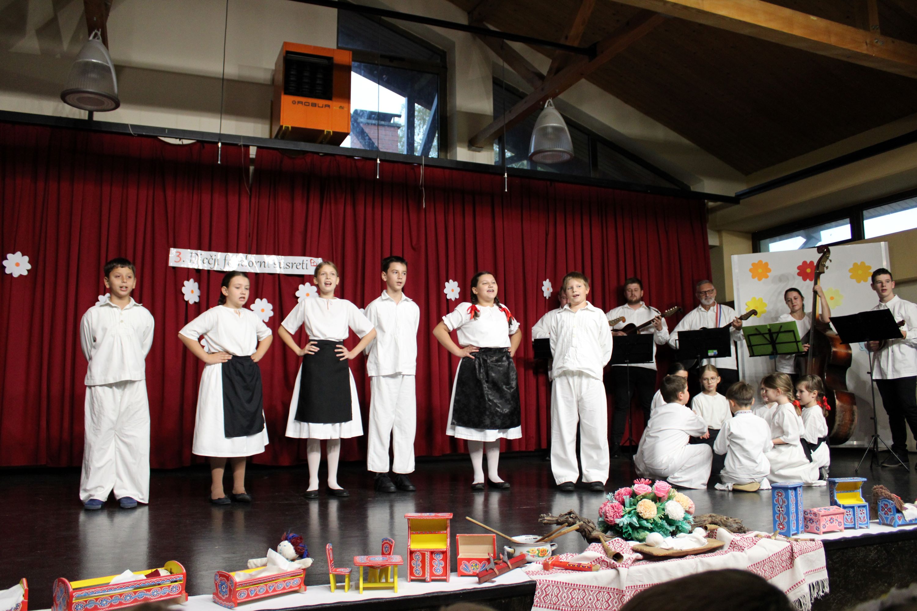 FOTO Pogledajte kako je bilo na 3. Dječjem folklornom susretu u Žiškovcu