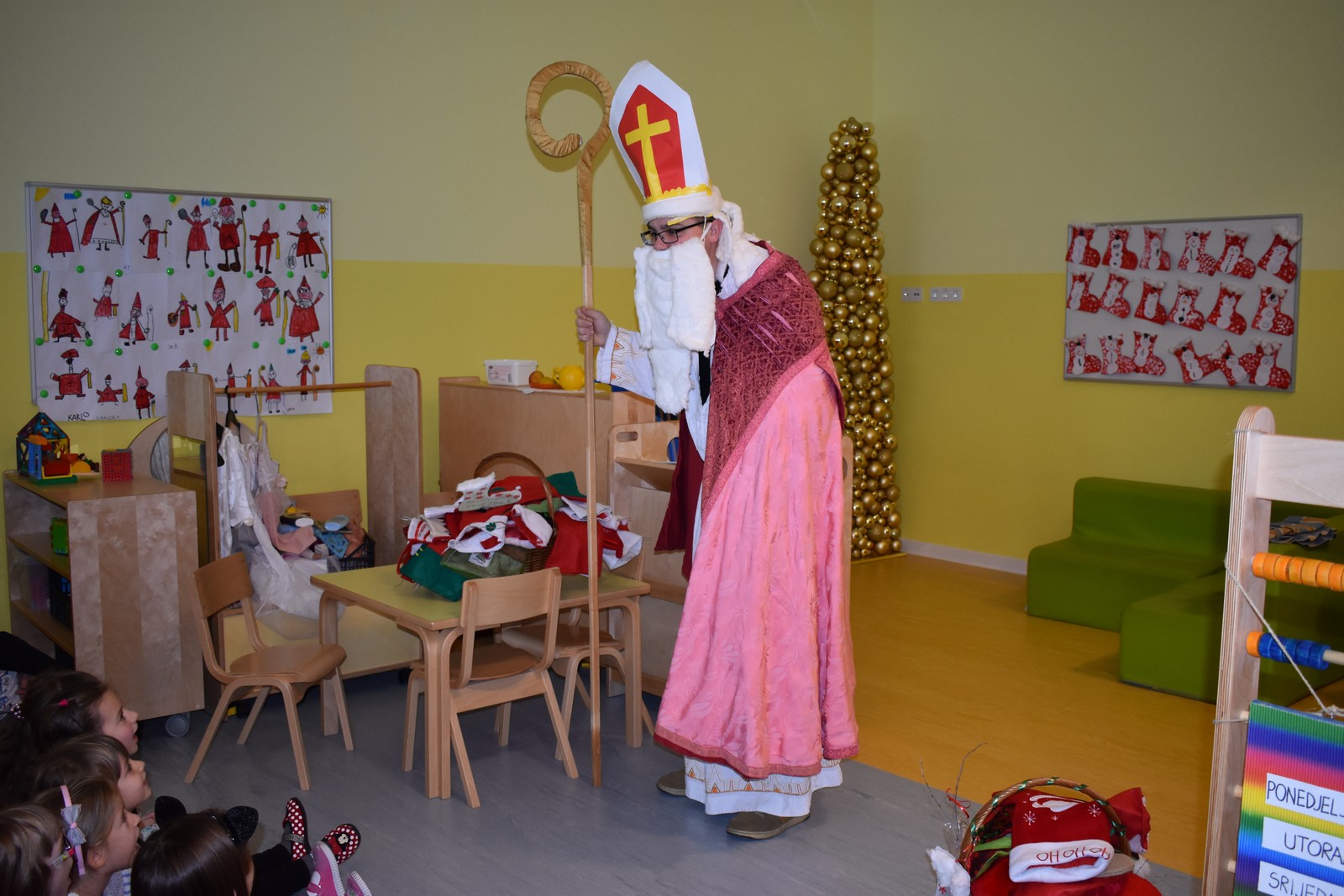 FOTO Sv. Nikola stigao i u dječji vrtić Suncokretu Strahonincu