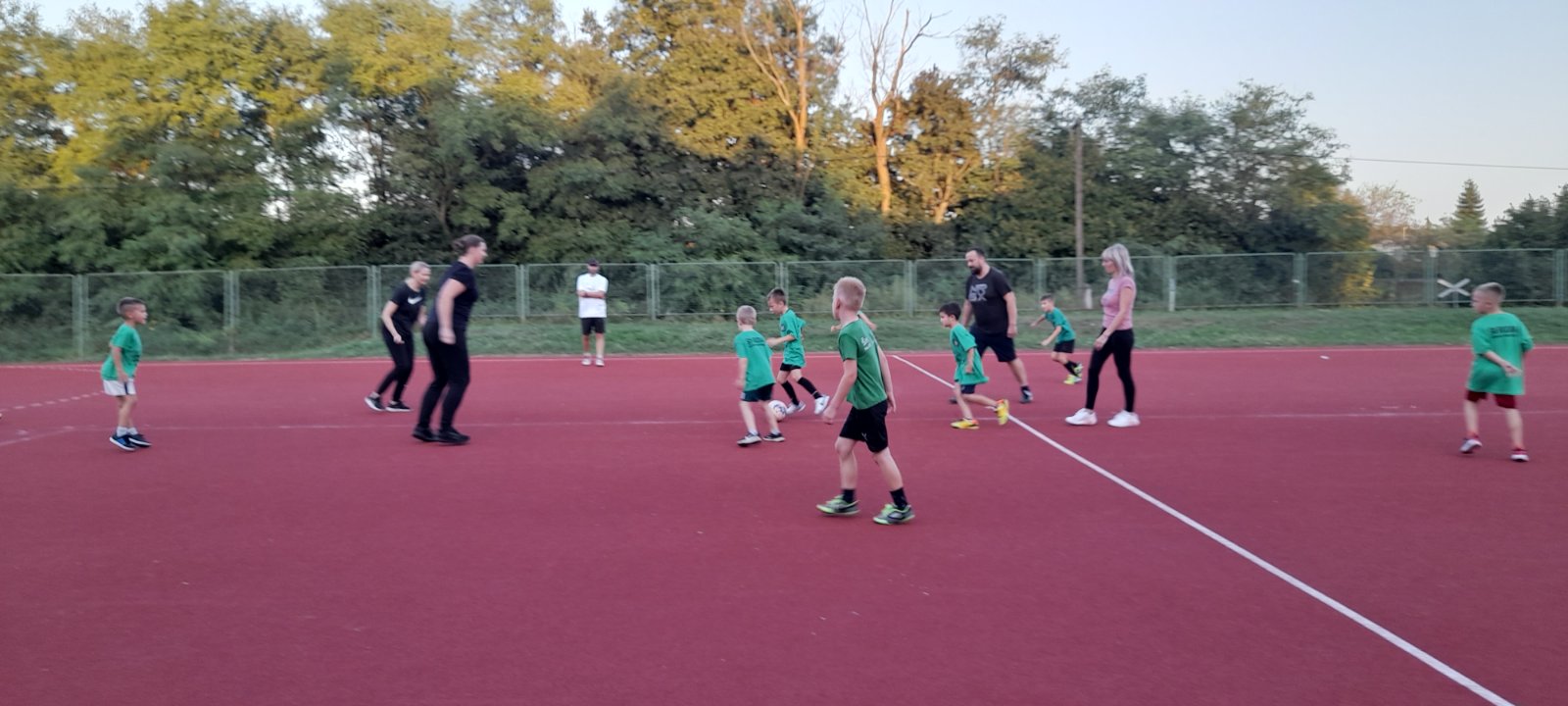 MURSKO SREDIŠĆE Treći dan Europskog dana sporta održane nogometne i košarkaška utakmica između djece i roditelja