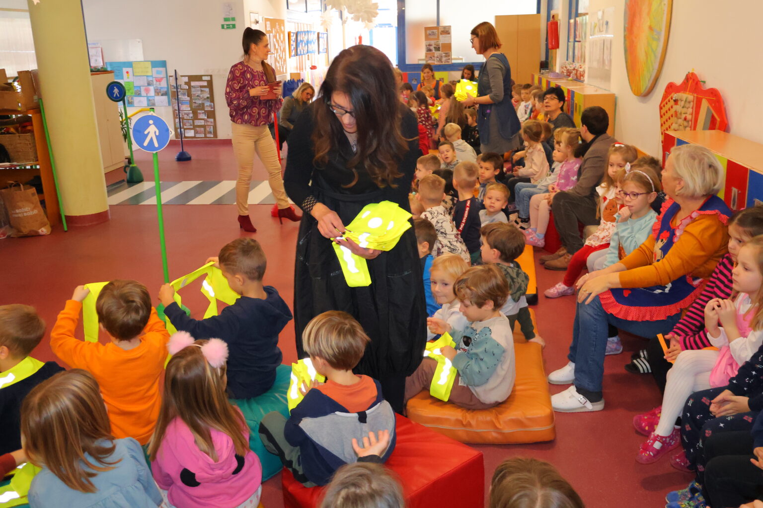 Mališani u Dječjem vrtiću Cipelica učili prometna pravila